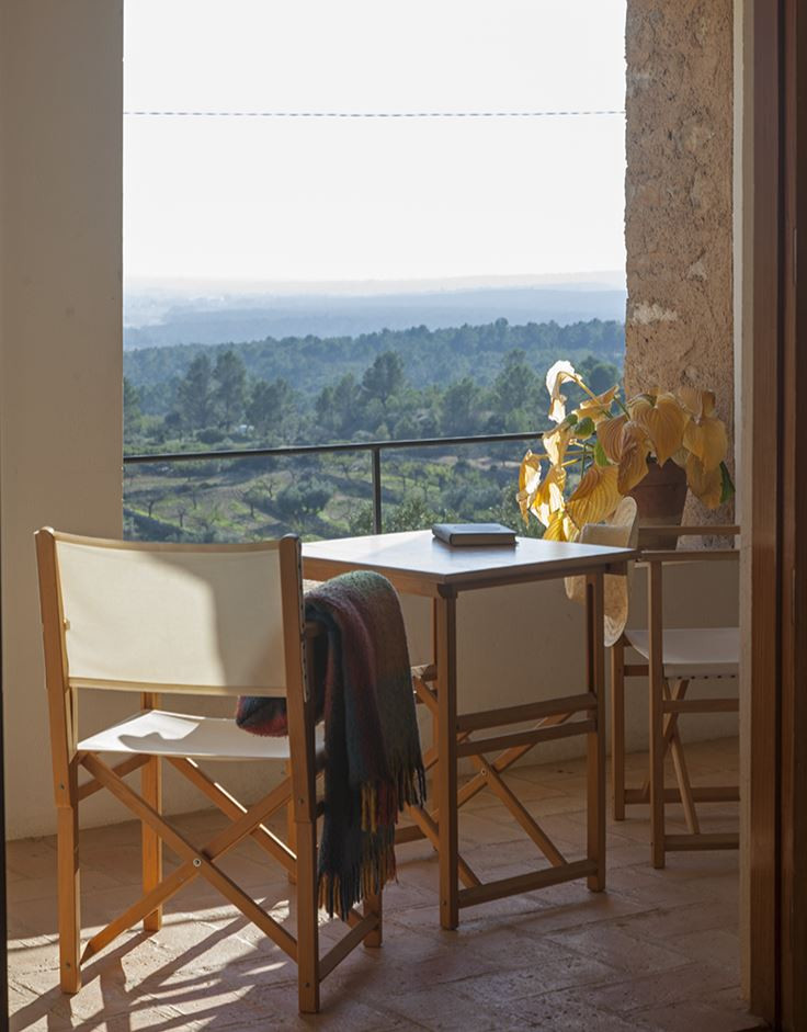 Mesa y sillas con vistas al Maestrazgo en Aldea Roqueta 
